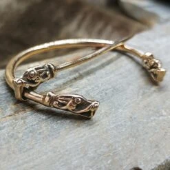 Bronze Penannular Brooch With Gotlandic Dragon Heads -The Viking Dragon Shop sn bronze penannular brooch gotland dragon heads side view